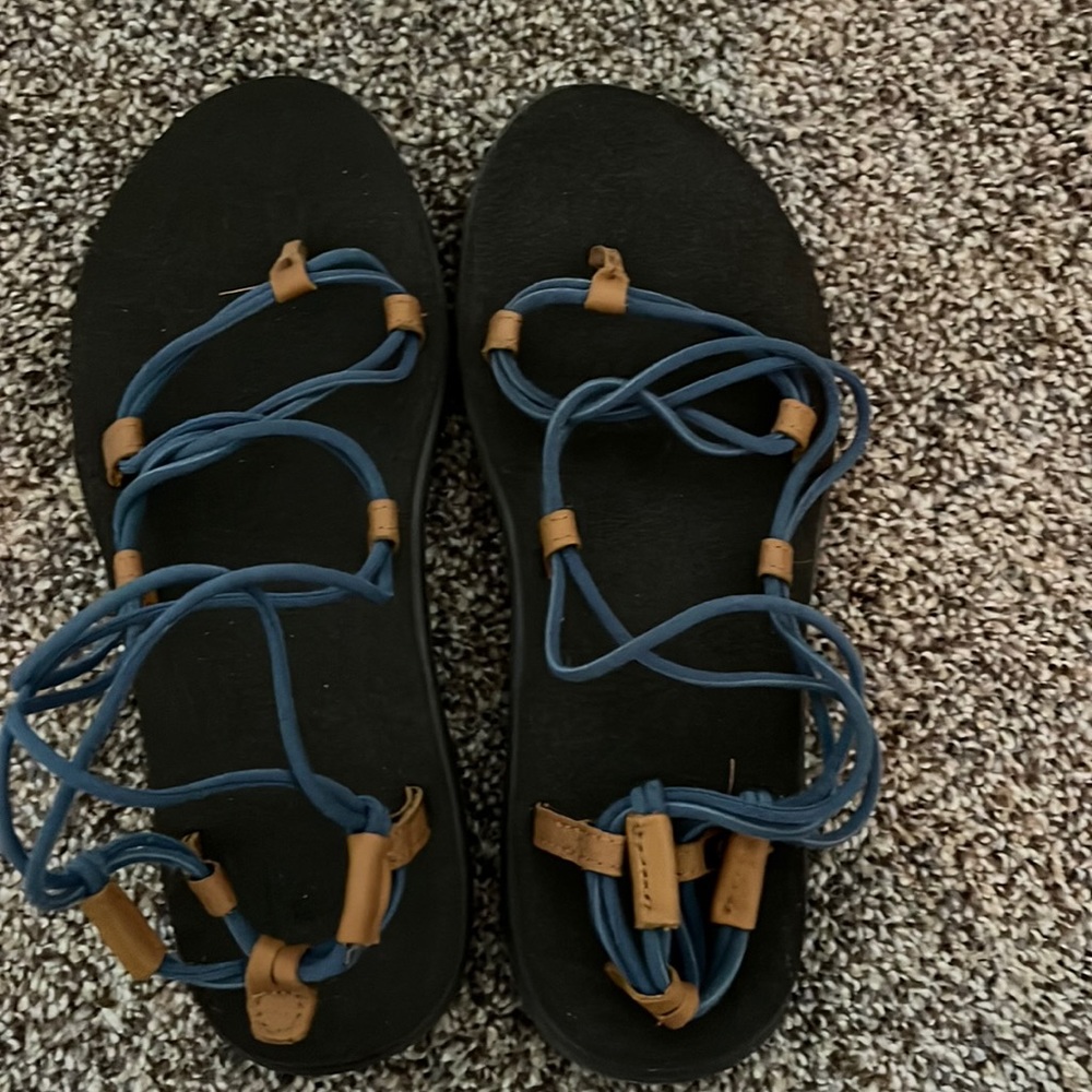 Teva Strappy Sandals 💙